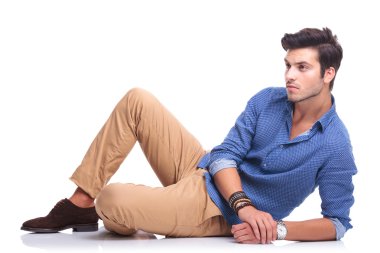 dinlenme bir genç casual adam yan görünüm 