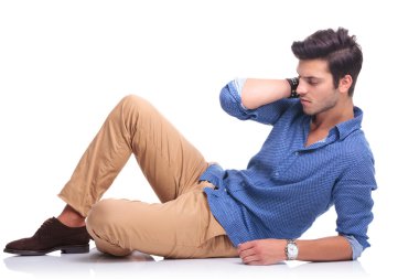 üzgün casual adam uzanmış 