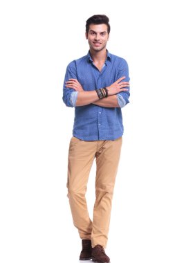 gülümseyen genç casual adam elleriyle geçti