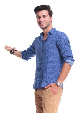 Genç casual adam davet veya sunumu