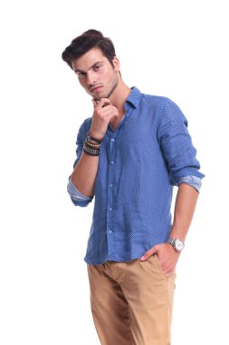 Genç casual adam düşünme 
