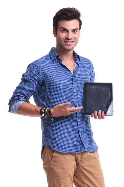 Νεαρός άνδρας, παρουσιάζοντας έναν υπολογιστή δισκίο — Φωτογραφία Αρχείου