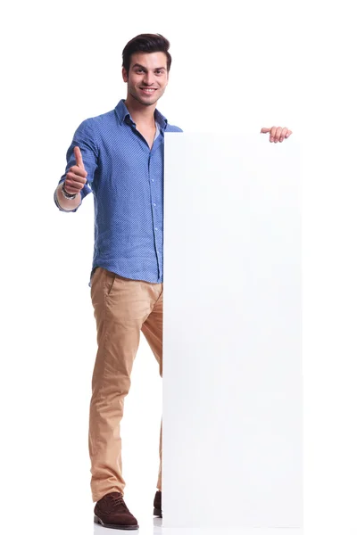 Homem apresentando uma placa grande e faz o sinal ok — Fotografia de Stock