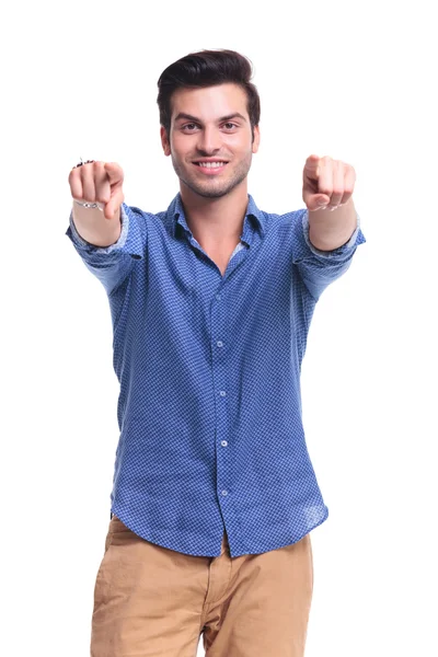 Boldog, hétköznapi ember poining ujjak — Stock Fotó