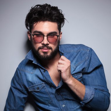 moda adamın yakasını çeker