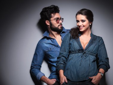 onun girlfirend görünen genç casual adam