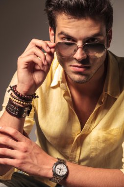 güneş gözlüklerini alarak serin moda model