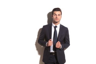 Ceketini 's yaka şık iş adamı çeker