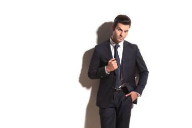 takım elbise ve kravat duvara karşı duran yakışıklı adam