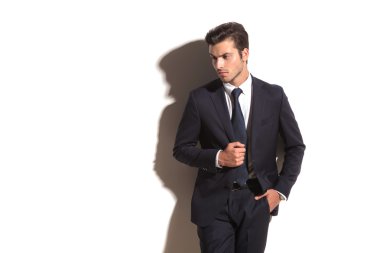 uzağa bakarak bir zarif iş adamı yan görünüm