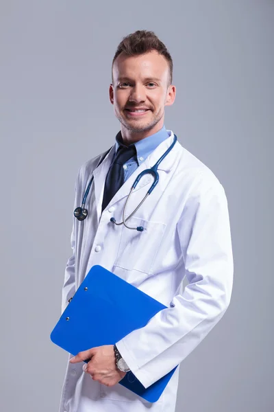 Retrato de jovem médico confiante — Fotografia de Stock