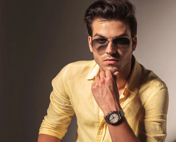 Attractive man with sunglasses holding his chin — Stock Photo, Image