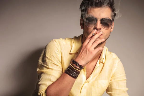 Cool fashion homme avec des lunettes de soleil profiter de sa cigarette — Photo