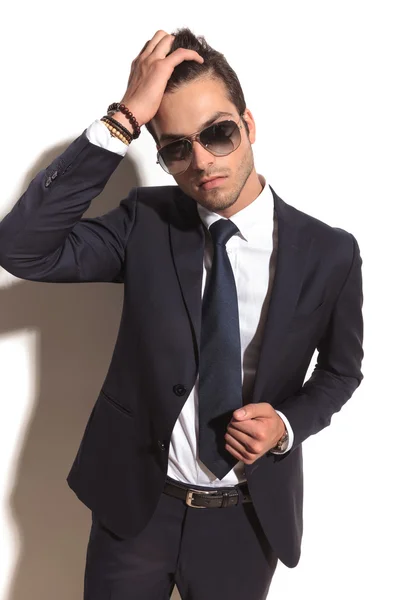 Young business man fixing his hair — Stock Photo, Image