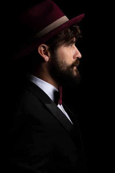 Вид Сбоку Красивого Бизнесмена Смотрящего Вперед Одетого Бургундскую Шляпу Черном — стоковое фото