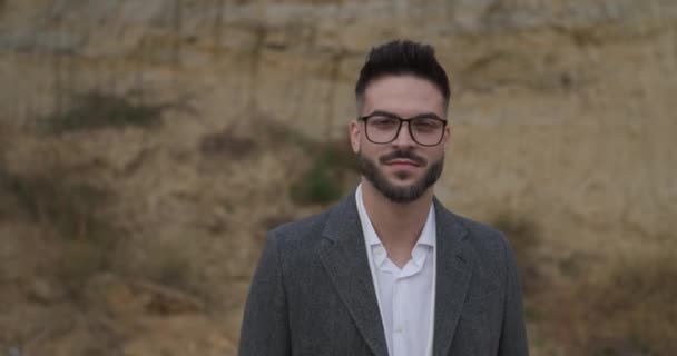Sexy Hombre Casual Inteligente Con Gafas Sonriendo Señalando Los Dedos — Vídeo de stock