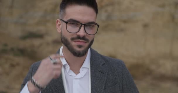 Ευτυχισμένος Νεαρός Άνδρας Γυαλιά Ξύσιμο Πίσω Από Αυτί Χαμογελώντας Και — Αρχείο Βίντεο