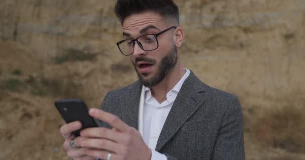 Überrascht Sexy Bärtiger Mann Hält Telefon Liest Nachrichten Macht Schockiertes — Stockvideo