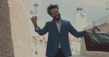 Genç işadamı bizi kenti keşfetmeye davet ettiği için çok mutlu.