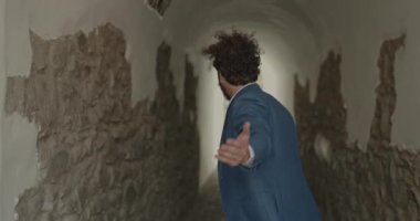 Mutlu iş adamı bizi selamlıyor ve tünele davet ediyor sonra da başarıyı kutluyor.