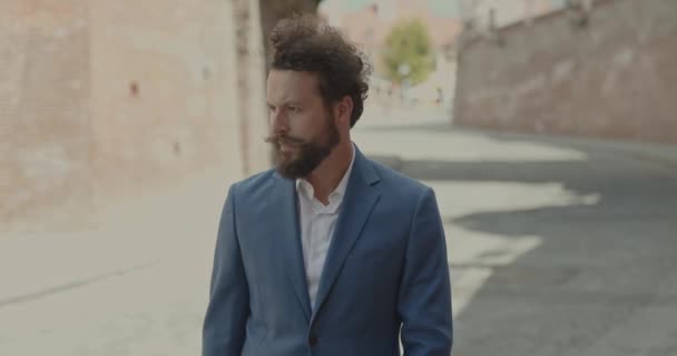 Guapo Hombre Negocios Con Barba Pelo Rizado Está Mirando Hacia — Vídeos de Stock