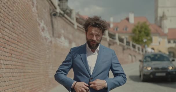 Glücklicher Geschäftsmann Der Seine Jacke Schließt Seine Aktentasche Hält Seine — Stockvideo