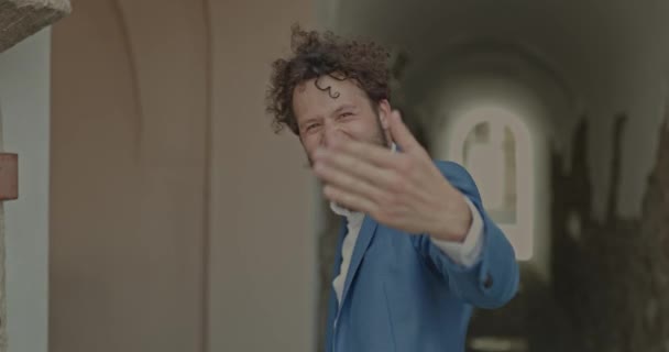 Jonge Zakenman Repareert Zijn Kraag Nodigt Ons Uit Met Hem — Stockvideo