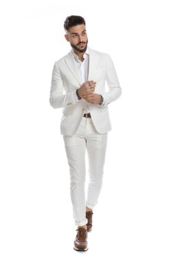 Çekici iş adamı elini tutup başka yöne bakıyor.