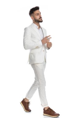 Yakışıklı bir iş adamının elini beyaz stüdyonun arka planında gezdirip el ele tutuşması.