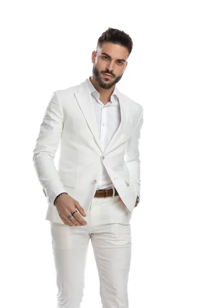 若い魅力的なビジネスマンがポケットに手を取り白い背景にスタイルでポーズをとって — ストック写真