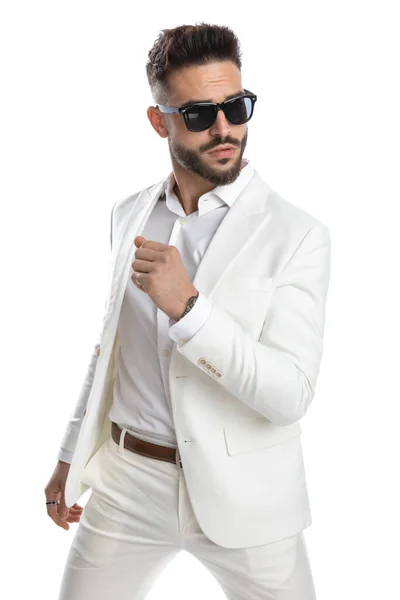 Cooler Geschäftsmann Mit Sonnenbrille Und Posiert Mit Attitüde Vor Weißem — Stockfoto