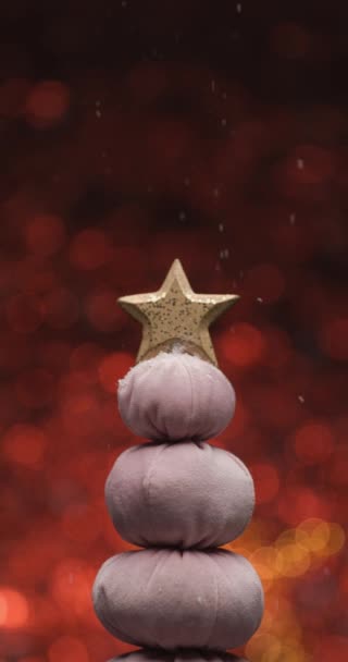 Langzaam Sneeuwen Gouden Ster Kerst Decoratie Voorkant Van Bokeh Rode — Stockvideo