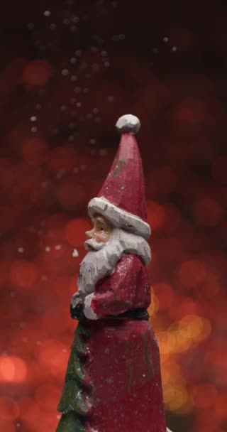 Sneeuw Houten Kerstman Speelgoed Spinnen Rode Lichten Bokeh Achtergrond Illustreren — Stockvideo