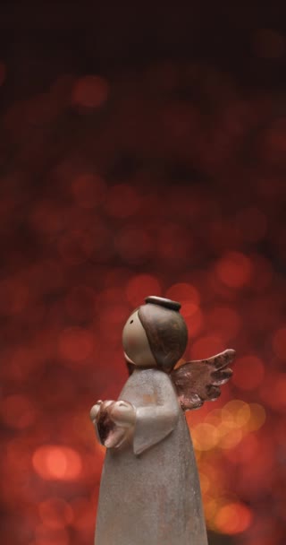Adorável Pequena Estatueta Madeira Anjo Ilustrando Natal Feriado Girando Frente — Vídeo de Stock