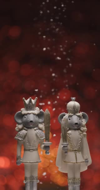 Figura Natal Ilustrando Dois Cavaleiros Brancos Segurando Espadas Enquanto Neve — Vídeo de Stock
