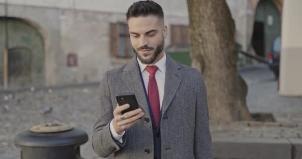Sexig Affärsman Läser Sina Meddelanden Telefonen Och Sedan Ler Mot — Stockvideo