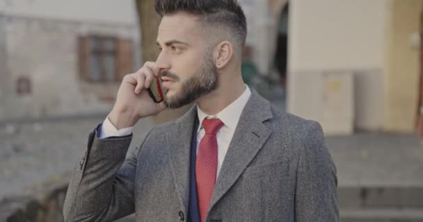 Bel Homme Affaires Avec Long Manteau Regardant Côté Parlant Téléphone — Video