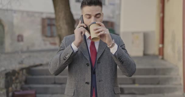 Eleganter Bärtiger Geschäftsmann Mit Langem Mantel Der Kaffee Trinkt Zur — Stockvideo