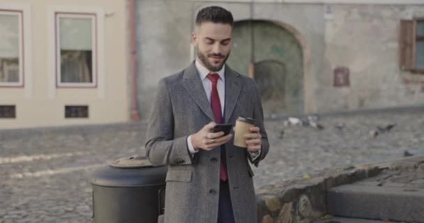 Attraktiver Junger Mann Anzug Und Langem Mantel Telefon Der Hand — Stockvideo