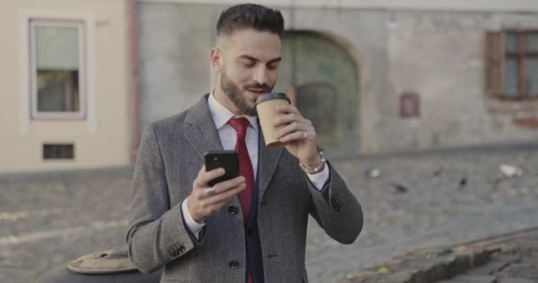 Knappe Zakenman Drinkt Koffie Leest Berichten Zijn Telefoon Kijkt Naar — Stockvideo
