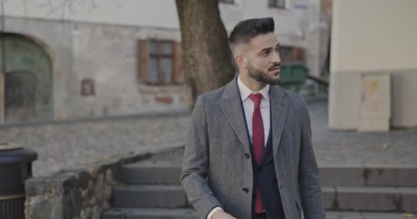 Sebevědomý Mladý Muž Obleku Hledá Stranu Zapínání Aranžování Oblek Při — Stock video