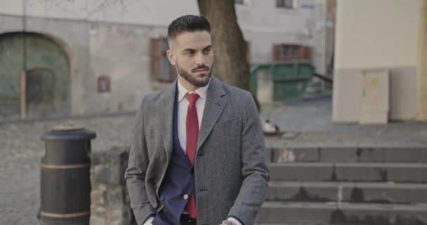 Sexy Eleganter Geschäftsmann Mit Langem Mantel Der Die Hand Der — Stockvideo