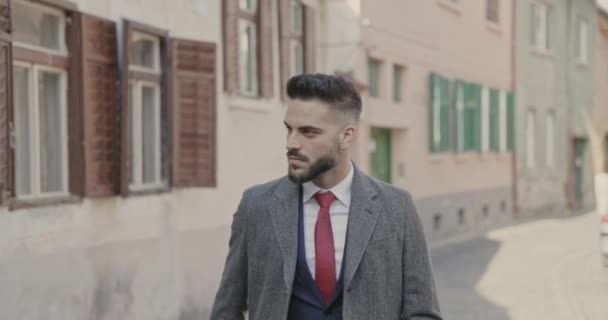 Attraktiver Geschäftsmann Der Mit Haltung Nach Draußen Geht Und Seinen — Stockvideo