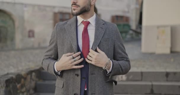 Homme Affaires Sexy Avec Attitude Ferme Son Manteau Souriant Caméra — Video