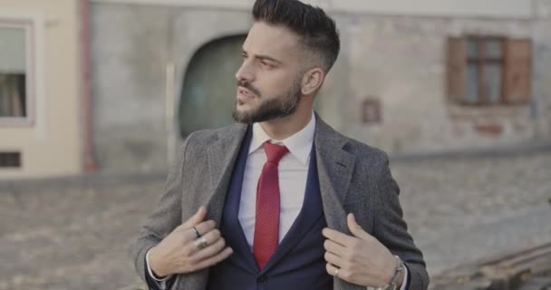 Schöner Geschäftsmann Der Seinen Mantel Anpasst Und Mit Kühler Haltung — Stockvideo