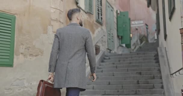 Hátsó Kilátás Szexi Üzletember Hosszú Kabát Bőrönd Mászik Fel Lépcsőn — Stock videók