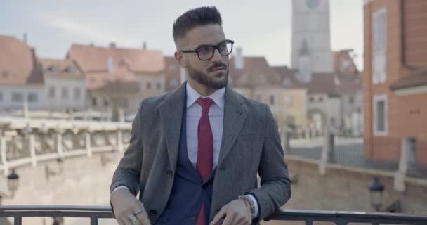 Pewny Siebie Młody Człowiek Garniturze Długim Płaszczu Teczce Mocowanie Okularów — Wideo stockowe