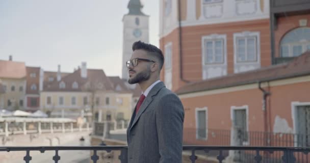 Vista Lateral Jovem Empresário Andando Longo Uma Cerca Vestindo Óculos — Vídeo de Stock