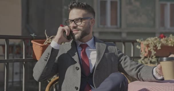Attraktiver Typ Anzug Mit Brille Der Telefon Spricht Kaffee Trinkt — Stockvideo