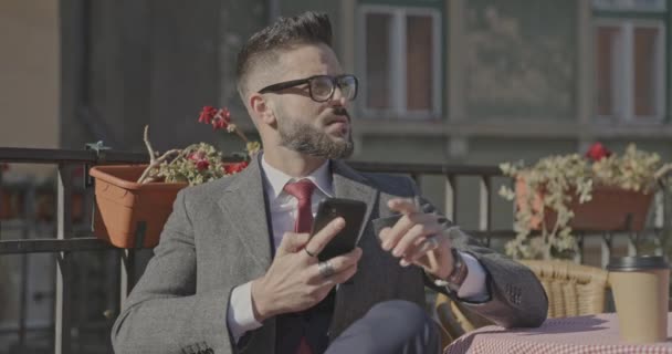 Ülő Üzletember Beszél Telefonon Körülnéz Iszik Egy Csésze Kávét — Stock videók